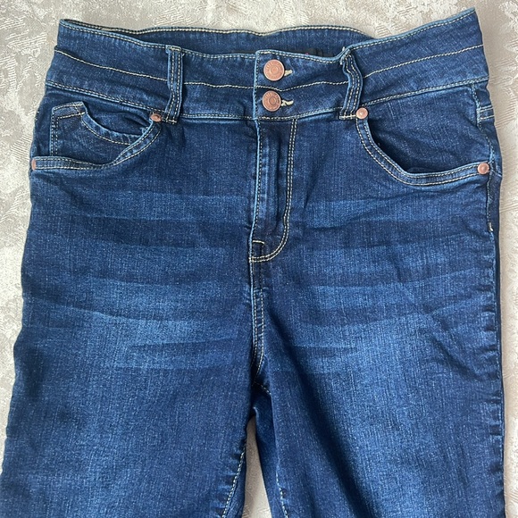 Bottoms Up Skinny Capri Jeans - Picture 2 of 9